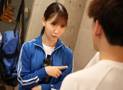 các chàng trai trong câu lạc bộ bóng đá quan hệ tập thể với cô gái xinh giữa sân