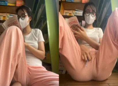 Cô gái vừa cầm sách vừa đưa sextoy vào lồn