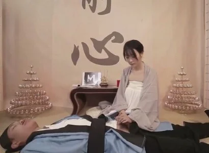 Nữ tu trẻ quan tâm đến vị đạo sĩ bị thương