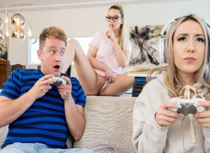 cô bạn gái ham chơi game đến mức bị bạn thân giành mất người yêu