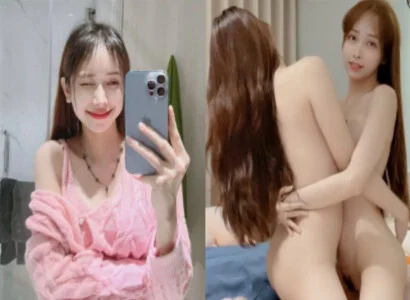 Cặp đôi bạn thân là Lâm Thái Vy và bạn của cô ấy móc bím trên phát trực tiếp