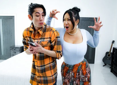 Đứa con trai cho mẹ kế xăm trổ hàng múp lên đỉnh