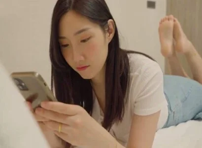 Cô ấy dan díu cùng anh nhân viên giao hàng